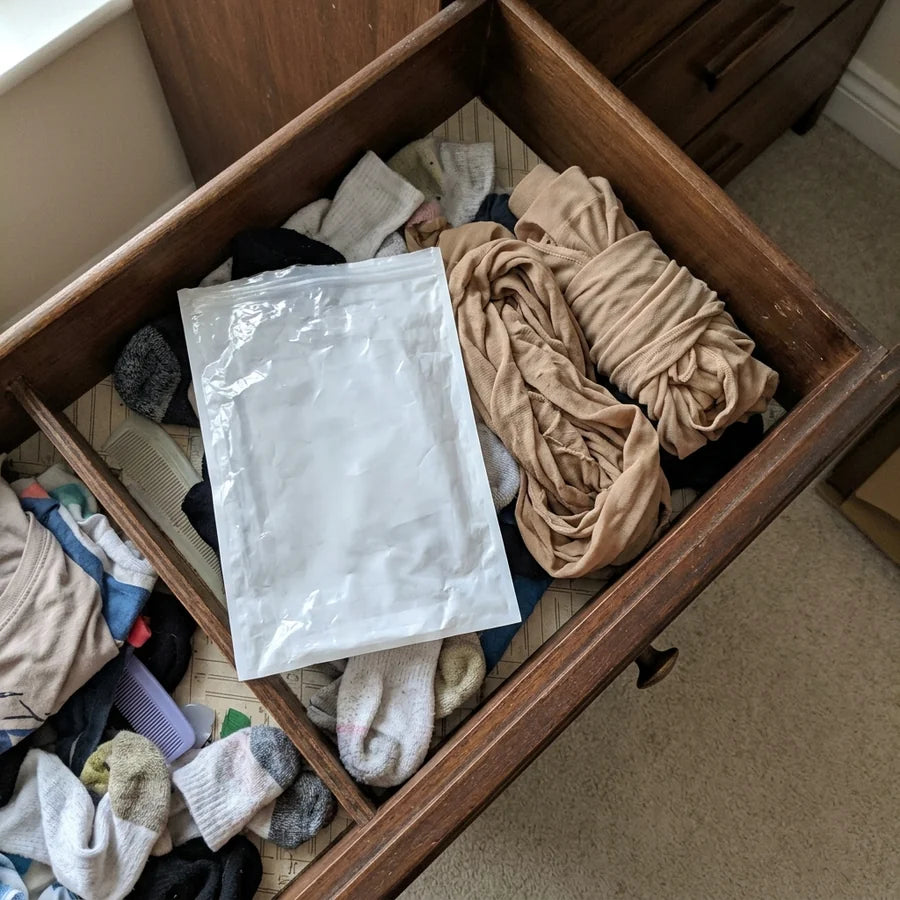 Collants de contention roulés en boule au fond d'un tiroir