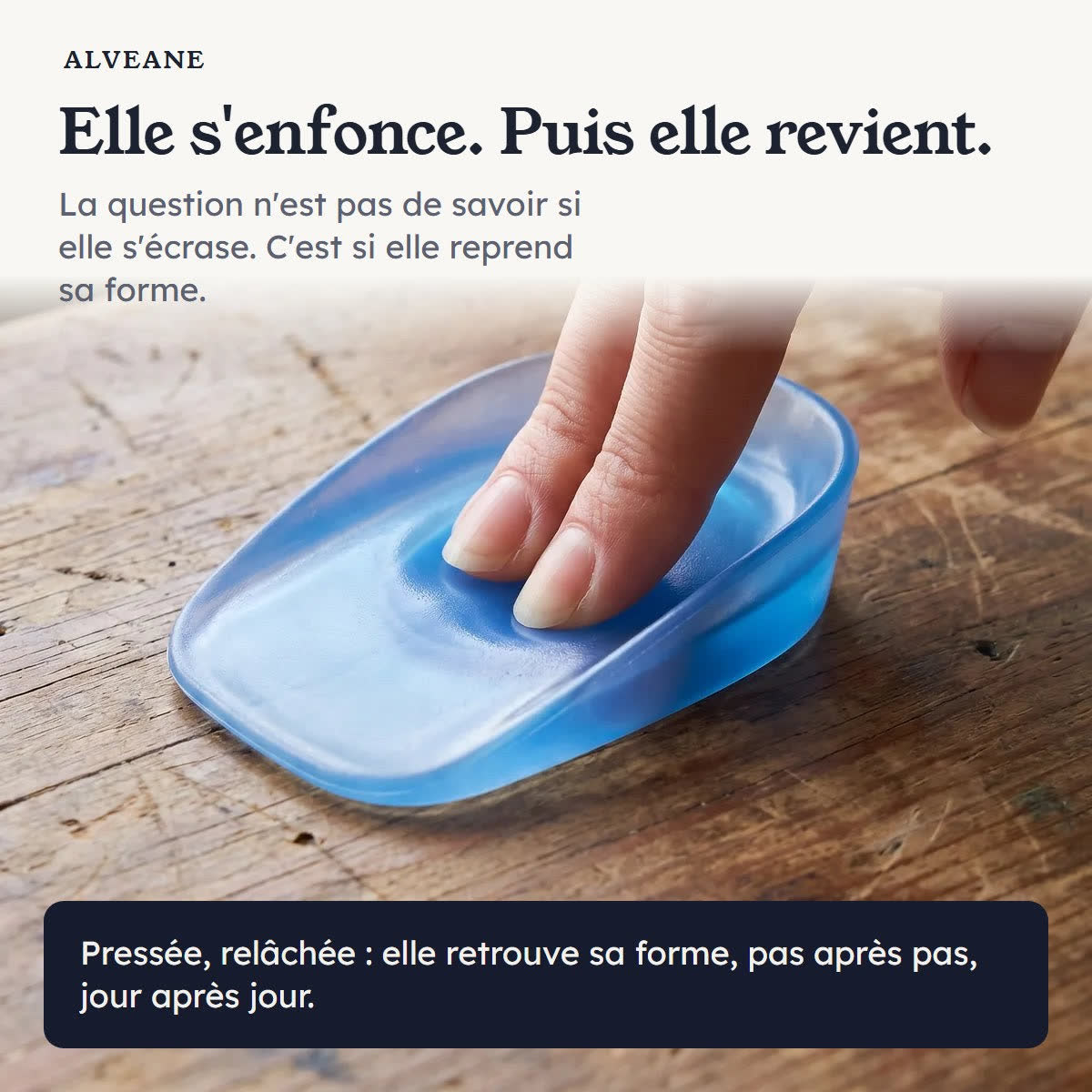 Elle s'enfonce, puis elle revient : pressée puis relâchée, elle retrouve sa forme.