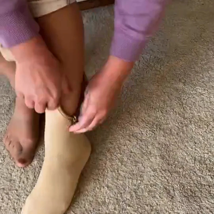 Étape 2 : le pied se pose à plat dans la chaussette détendue, assise, sans se pencher
