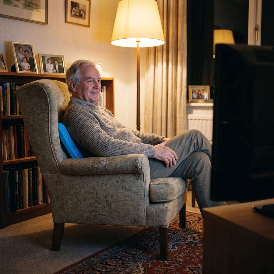 Vous l'avez posé dans son fauteuil sans un mot. Il s'assoit dessus sans y penser. Pas de conversation — et le soir, il tient jusqu'à la fin du film.