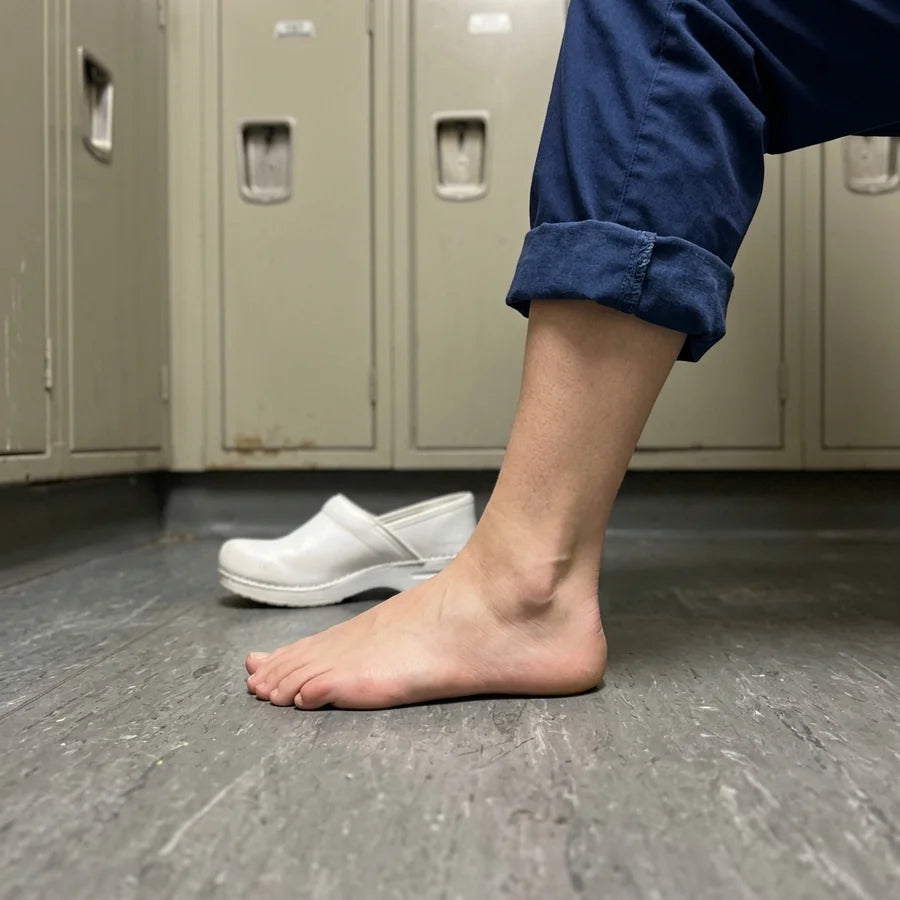 La même cheville en fin de service, sans gonflement ni marque, après une garde en compression