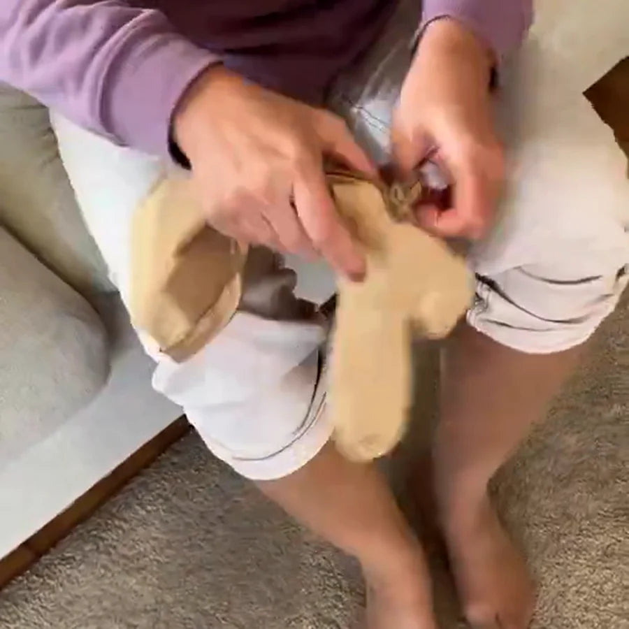 Étape 1 : la chaussette de compression s'ouvre entièrement grâce à sa fermeture éclair latérale