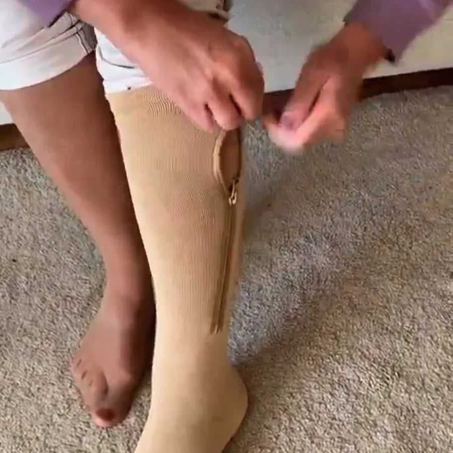 Étape 3 : la fermeture éclair remonte le long du mollet et referme la chaussette de compression