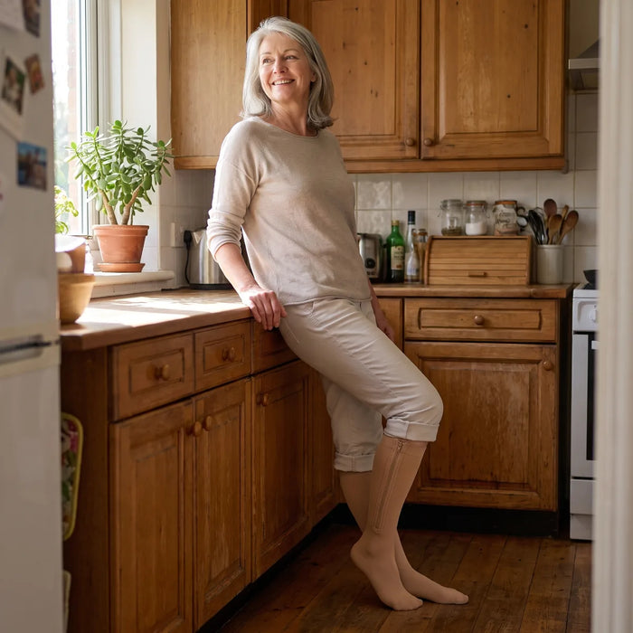 Cliente ALVEANE détendue le soir, jambes légères après une journée en chaussettes de compression