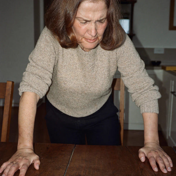 Femme qui s appuie des deux mains sur la table pour se relever de sa chaise